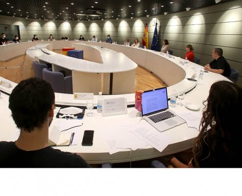 La ministra de Trabajo y Economía Social, Yolanda Díaz, se reúne con el colectivo de riders para abordar su situación laboral