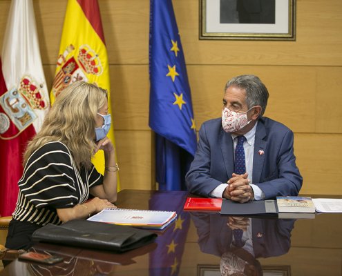 Yolanda Díaz traslada a Miguel Ángel Revilla su voluntad de impulsar el diálogo institucional y sumar a Cantabria al reto de tra...